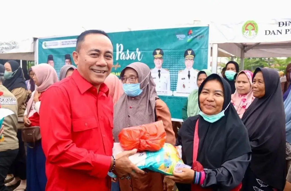 Wagub Krisantus membagikan paket sembako kepada warga Ketapang saat Operasi Pasar Murah Ramadan.
