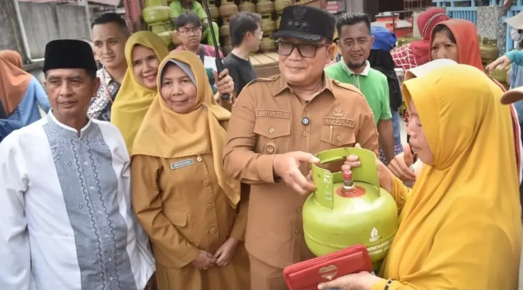 Bupati Sujiwo meninjau Operasi Pasar Ramadan di Kuala Dua dengan subsidi elpiji 3 kg Rp10.000.