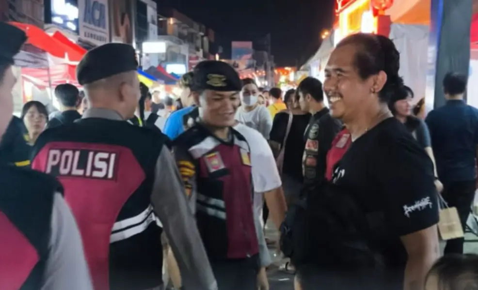 Personel Satgas Polda Kalbar melakukan patroli dialogis di Pasar Hongkong Pontianak jelang Imlek dan Cap Go Meh 2026.