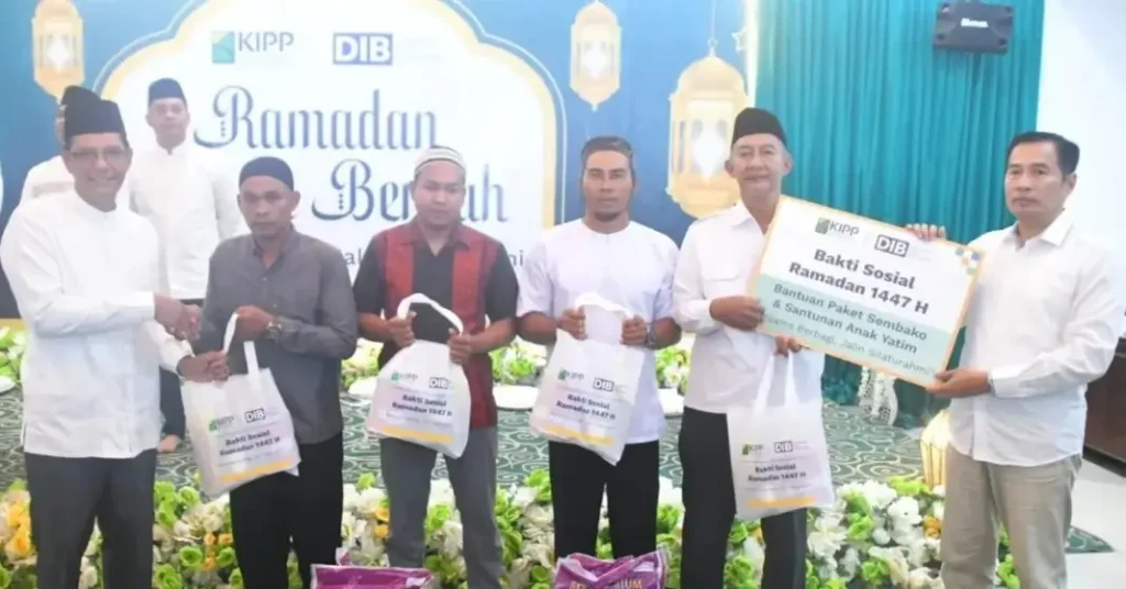 Wakil Bupati Kayong Utara, Amru Chanwari, menyerahkan bantuan CSR PT DIB kepada anak yatim di Sukadana.