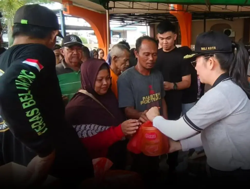Wali Kota Singkawang Tjhai Chui Mie bersama Wakil Wali Kota Muhammadin saat membagikan paket lebaran di Masjid Jami’ Nurul Huda Singkawang.