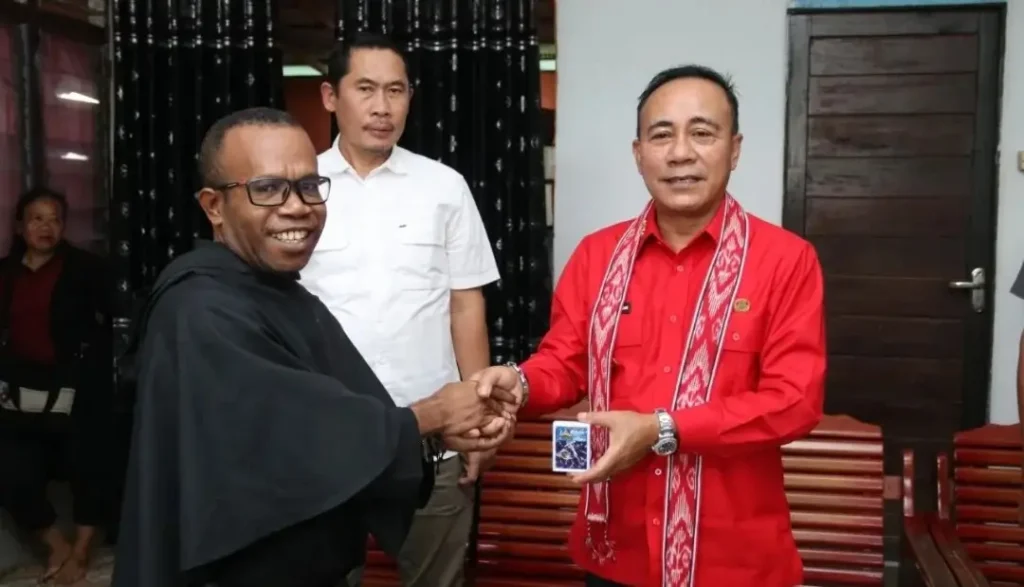 Wakil Gubernur Kalimantan Barat Krisantus Kurniawan saat mengunjungi Paroki Emanuel Sukadana di Kabupaten Kayong Utara untuk mempererat silaturahmi dan toleransi umat beragama.