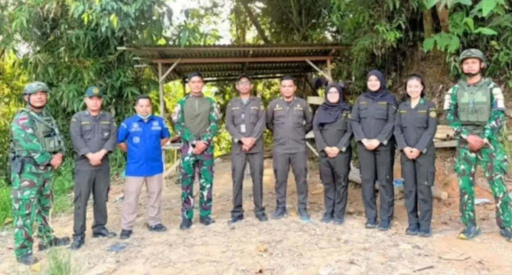 Petugas Karantina Kalbar dan Satgas Pamtas patroli jalur tikus di perbatasan Entikong.