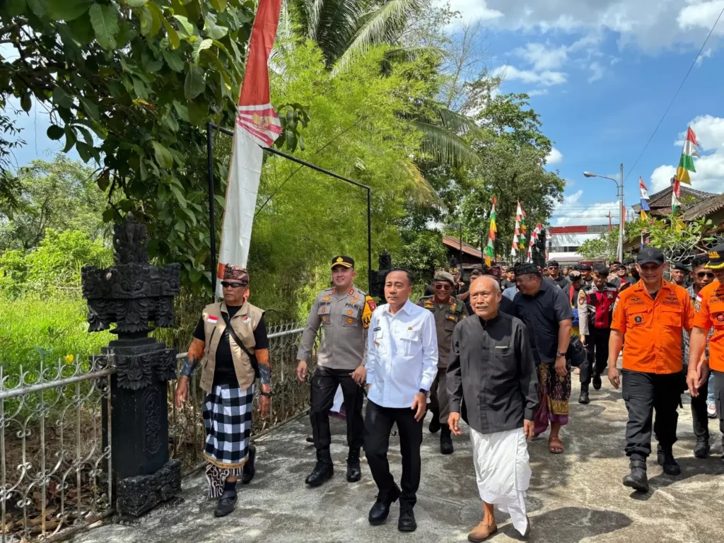 Krisantus Kurniawan bersama umat Hindu di Pura Giripati Mulawarman.