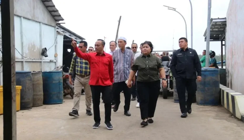 Wagub Kalbar Krisantus Kurniawan meninjau fasilitas Pelabuhan Perikanan Sukabangun di Ketapang untuk rencana peningkatan infrastruktur nelayan..