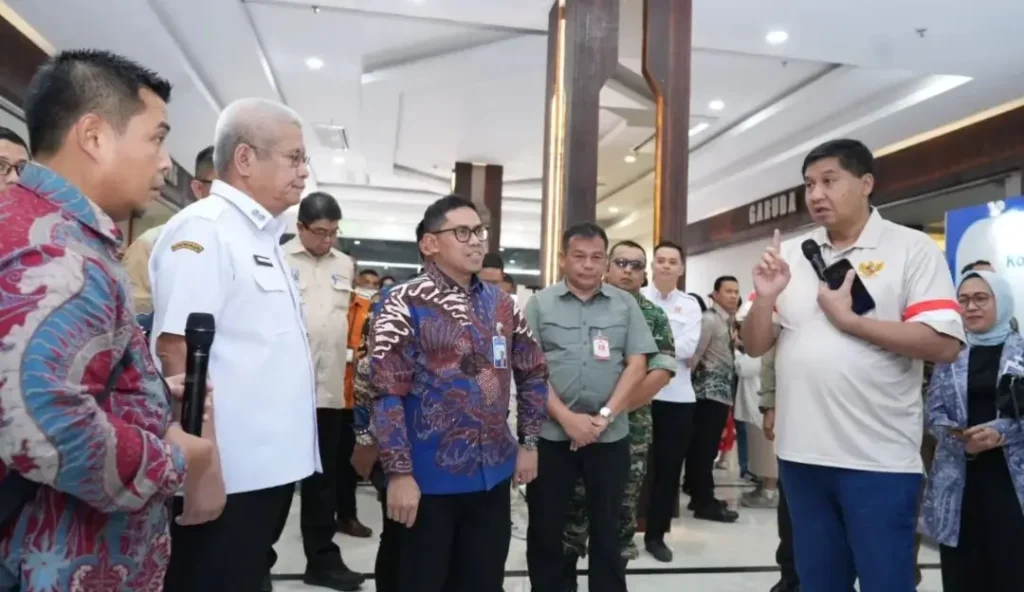 Menteri PKP Maruarar Sirait bersama Sekda Kalbar membahas pembiayaan hunian dan UMKM di Pontianak.