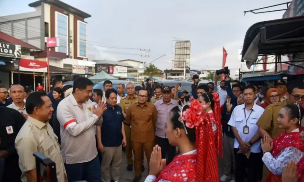 Menteri PKP Maruarar Sirait, Mendagri Tito Karnavian bersama Bupati Sujiwo saat meninjau penataan kawasan kumuh di Desa Parit Baru, Kubu Raya.