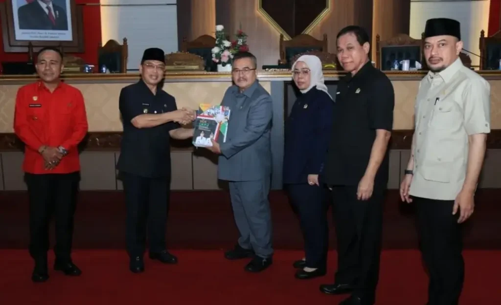 Gubernur Kalbar Ria Norsan saat menyampaikan LKPJ 2025 di rapat paripurna DPRD Kalimantan Barat, Jumat (27/3/2026).