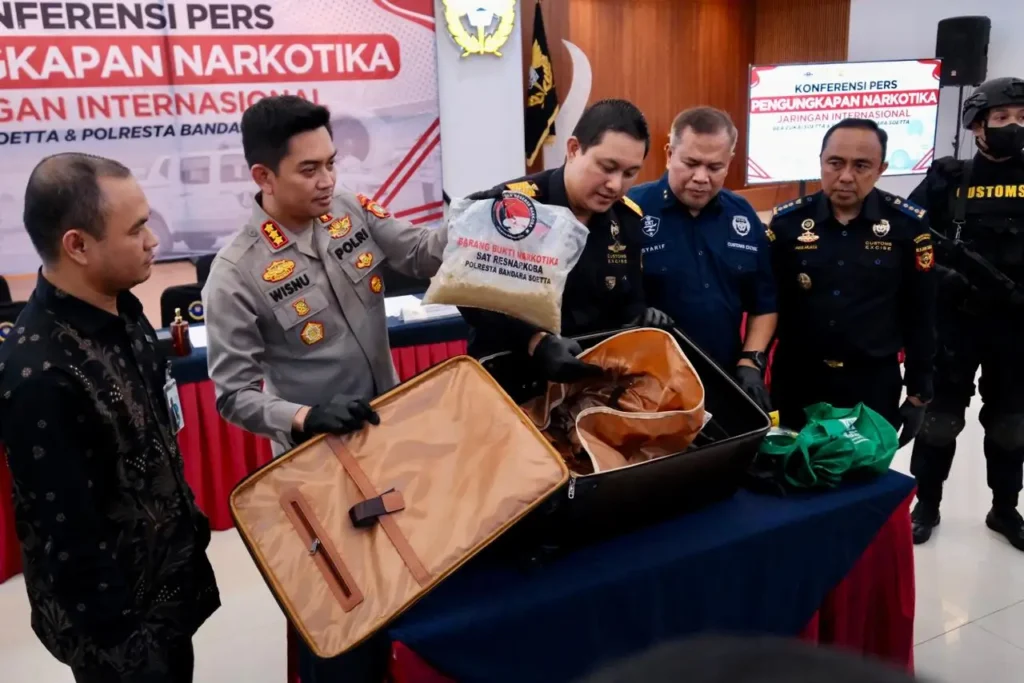 Petugas Bea Cukai Soekarno Hatta menunjukkan barang bukti narkoba MDMA dan pods vape berisi Etomidate hasil penyelundupan, (27/3/2026).