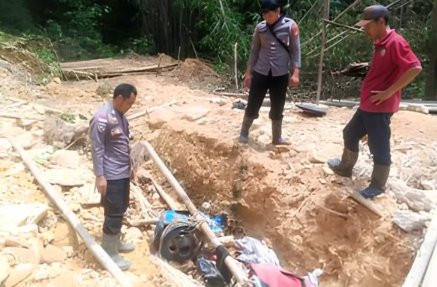 Petugas gabungan memusnahkan mesin dompeng saat penertiban tambang emas ilegal di Entikong, Sanggau.