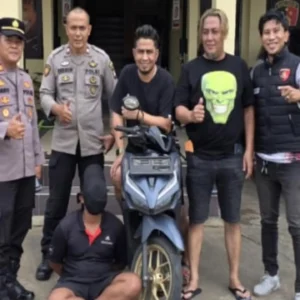 Polisi Pontianak Timur mengamankan pelaku curanmor beserta sepeda motor hasil curian yang berhasil disita sebagai barang bukti. (Foto: Polsek Pontianak Timur)