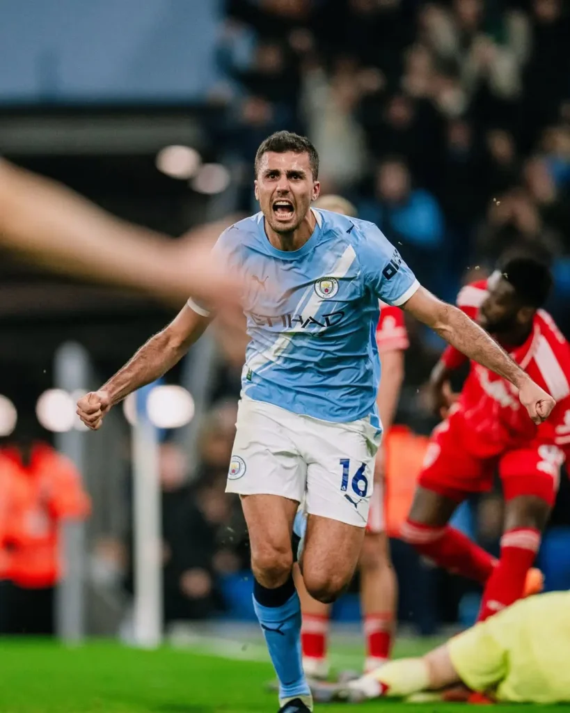 Gelandang Manchester City Rodri bereaksi dalam pertandingan Liga Inggris setelah keputusan kontroversial wasit.