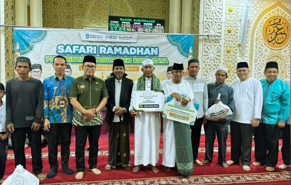 Bupati Sujiwo saat menghadiri Safari Ramadan di Masjid Darunnajah Desa Sungai Raya Dalam Kabupaten Kubu Raya