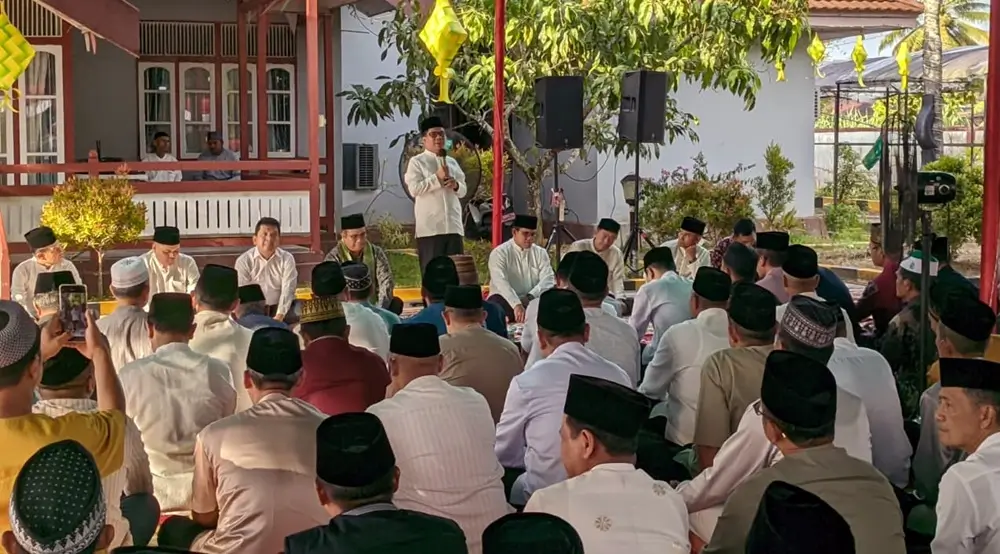 Bupati Sambas Satono menyambut Kepala KJRI Kuching Abdullah Zulkifli di Rumah Dinas Bupati.
