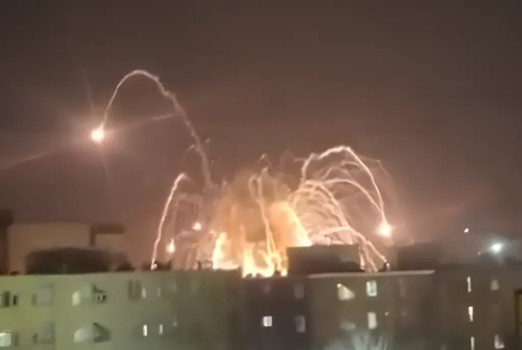 Asap membumbung di wilayah Iran setelah serangan udara AS dan Israel di tengah eskalasi konflik Timur Tengah.