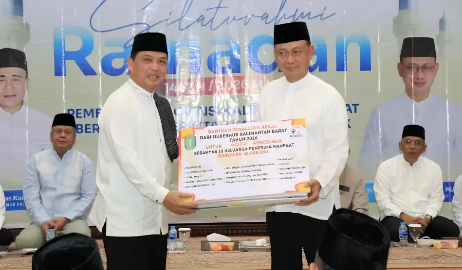 Gubernur Ria Norsan menyerahkan bantuan sosial dan bibit pertanian kepada Wali Kota Edi Kamtono, saat Safari Ramadan di Pontianak, Jumat (27/2/2026).