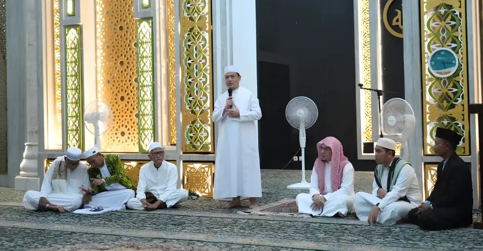 Gubernur Ria Norsan menyampaikan kultum subuh di Masjid Agung Al-Falah Mempawah di hadapan jamaah Ramadan, Minggu (1/3/2026).