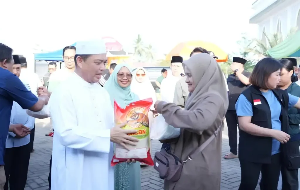 Gubernur Kalbar Ria Norsan saat membuka pasar murah dan menyerahkan paket sembako kepada warga di halaman Masjid Al-Falah, Mempawah, Minggu (1/3/2026).