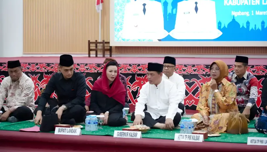 Gubernur Ria Norsan dan Bupati Karolin Margret Natasa saat Safari Ramadan di Aula Kantor Bupati Landak, Minggu (1/3/2026).