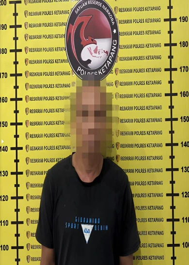 Tersangka pengedar sabu berinisial S (46) saat diamankan Satresnarkoba Polres Ketapang di Mapolres Ketapang.