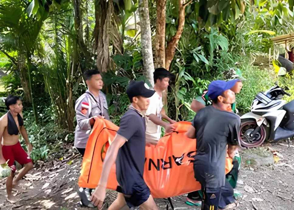 Warga bersama tim gabungan mengevakuasi jasad kakek 79 tahun yang ditemukan di Sungai Ensilat, Kapuas Hulu setelah dilaporkan tenggelam sehari sebelumnya.