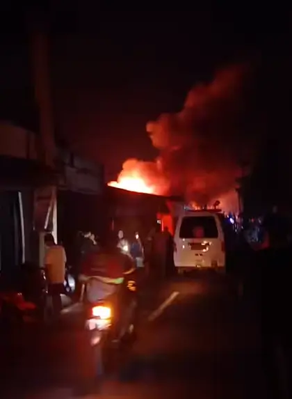 kebakaran permukiman di Jalan Parwasal Pontianak, Rabu malam (25/3/2026).
