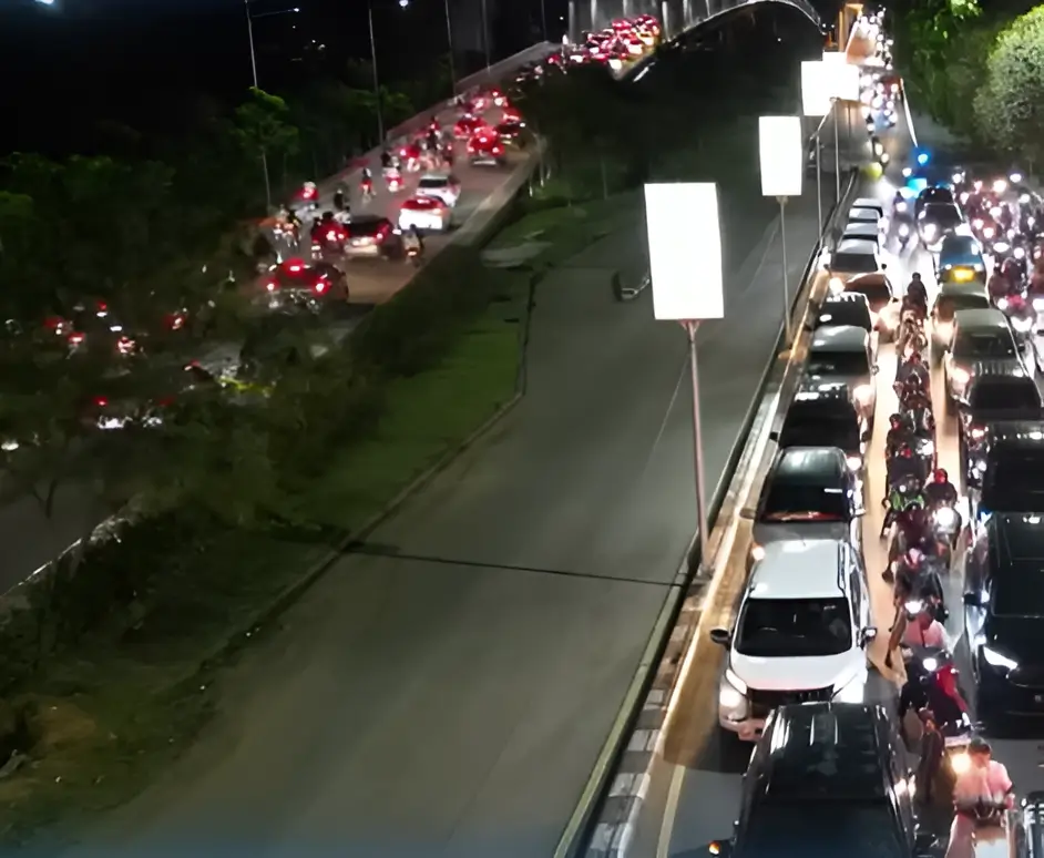 arus balik kendaraan masuk Pontianak padat.