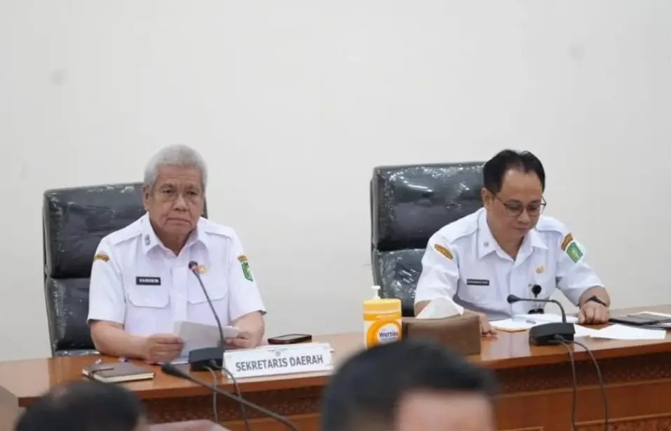 Sekda Kalbar Harisson memimpin rapat koordinasi bersama para distributor membahas ketersediaan bahan pokok dan stabilitas harga menjelang Idulfitri di Kantor Gubernur Kalbar, Pontianak.