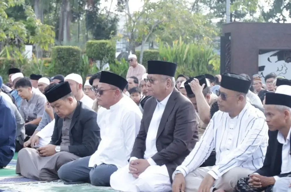 Sekda Kalbar Harisson melaksanakan salat Idulfitri bersama jemaah di halaman Kantor Gubernur Kalimantan Barat.