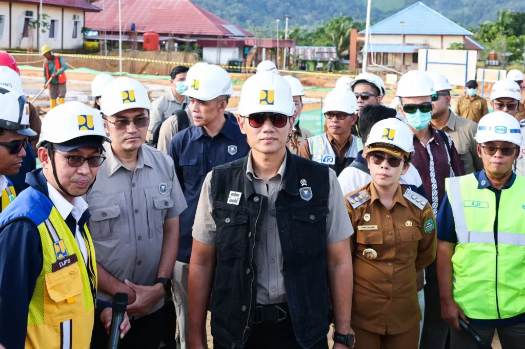 Menko Infrastruktur Agus Harimurti Yudhoyono meninjau pembangunan Sekolah Rakyat di Singkawang, Kalimantan Barat.