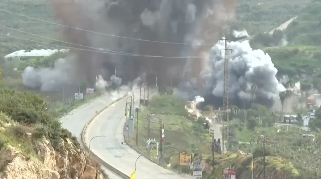 Dampak serangan Israel yang menghancurkan jembatan di wilayah Lebanon Selatan dekat Sungai Litani.