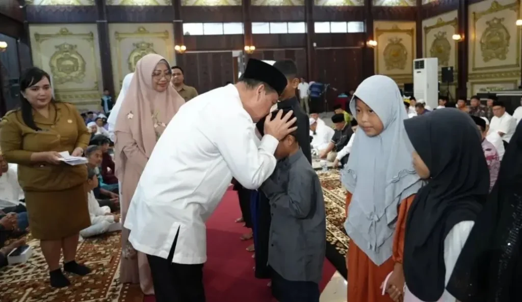 Gubernur Ria Norsan menyerahkan santunan kepada anak yatim dalam Silaturahmi Ramadan Kalbar, Selasa (3/3/2026).