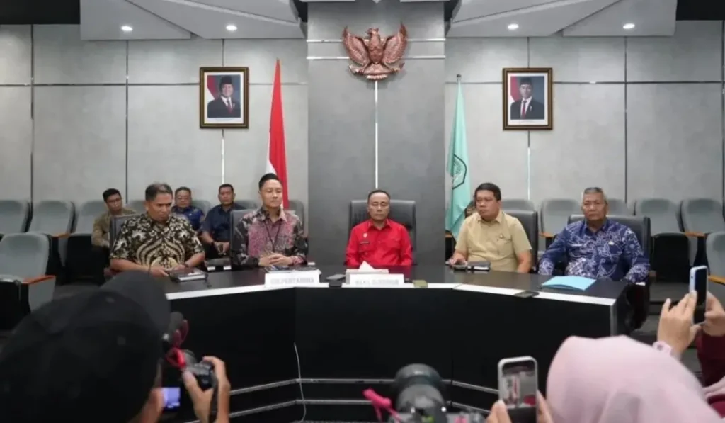 Wagub Krisantus Kurniawan memastikan stok BBM Kalbar aman dan distribusi berjalan lancar, Jumat (13/3/2026).