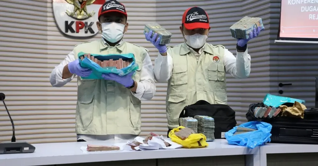 Barang bukti uang tunai yang diamankan Komisi Pemberantasan Korupsi dalam operasi tangkap tangan kasus suap proyek di Rejang Lebong.