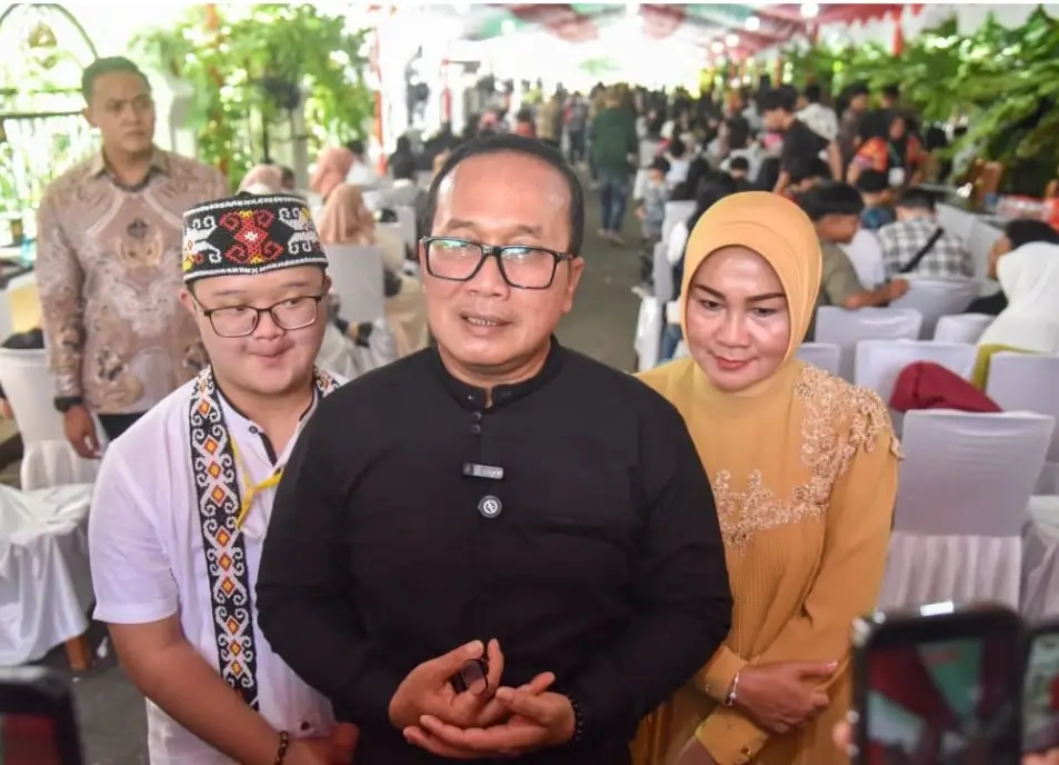 Bupati Sujiwo saat menyampaikan agenda Gema Idulfitri Bundaran Gaforaya.