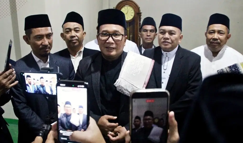 Sujiwo mengundang warga hadir open house Lebaran usai salat Idulfitri di Masjid Agung Awwaluddin