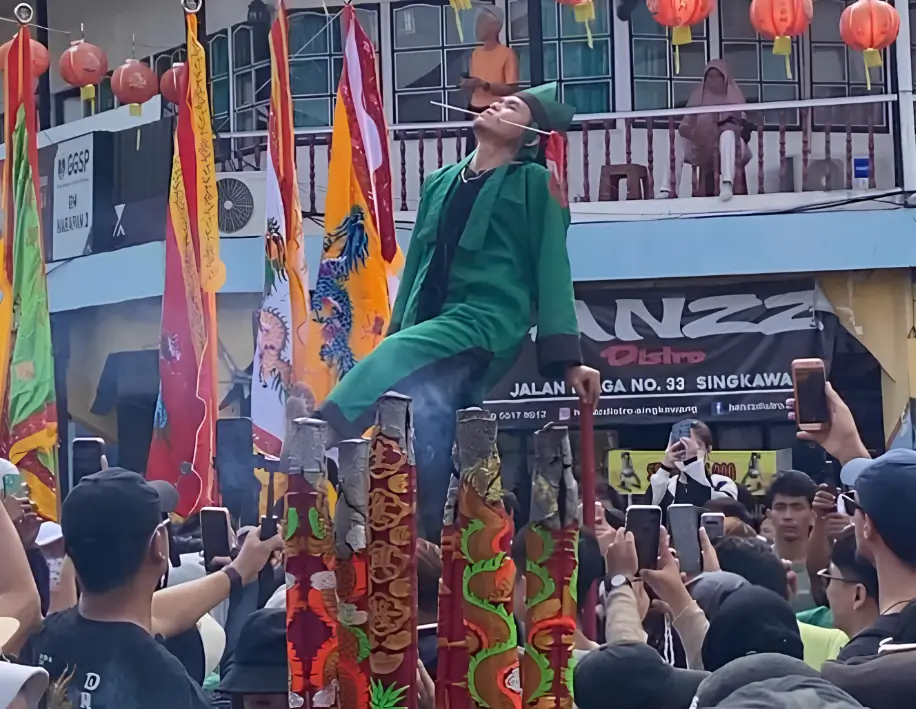 Ritual Tatung dalam perayaan Cap Go Meh di Singkawang yang menjadi daya tarik wisata budaya dunia.