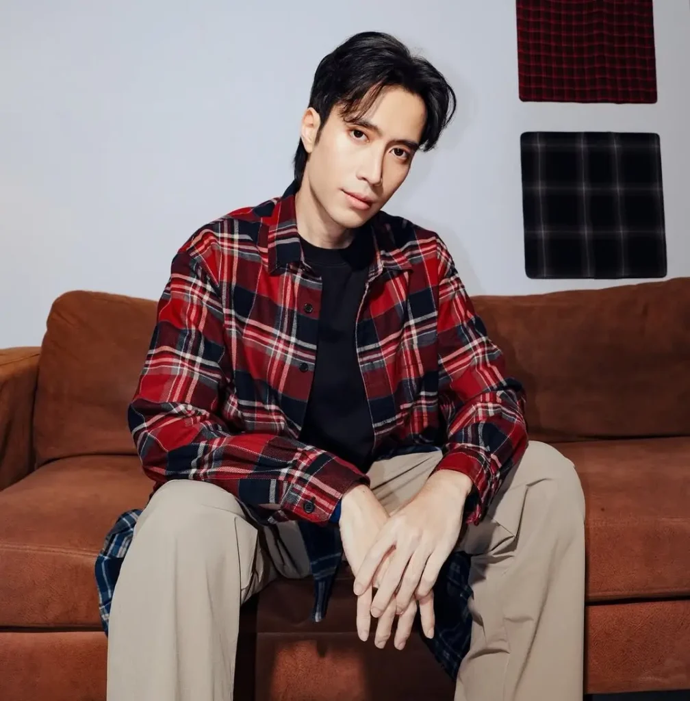 Penyanyi Indonesia Vidi Aldiano yang meninggal dunia di usia 35 tahun dan meninggalkan duka bagi industri musik Tanah Air.