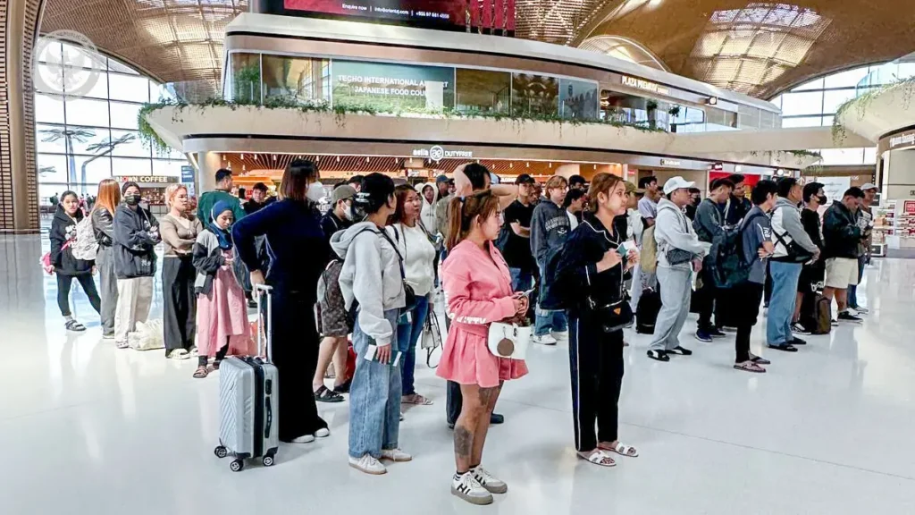 Petugas KBRI Phnom Penh membantu proses pemulangan WNI yang menjadi korban jaringan online scam di Kamboja.