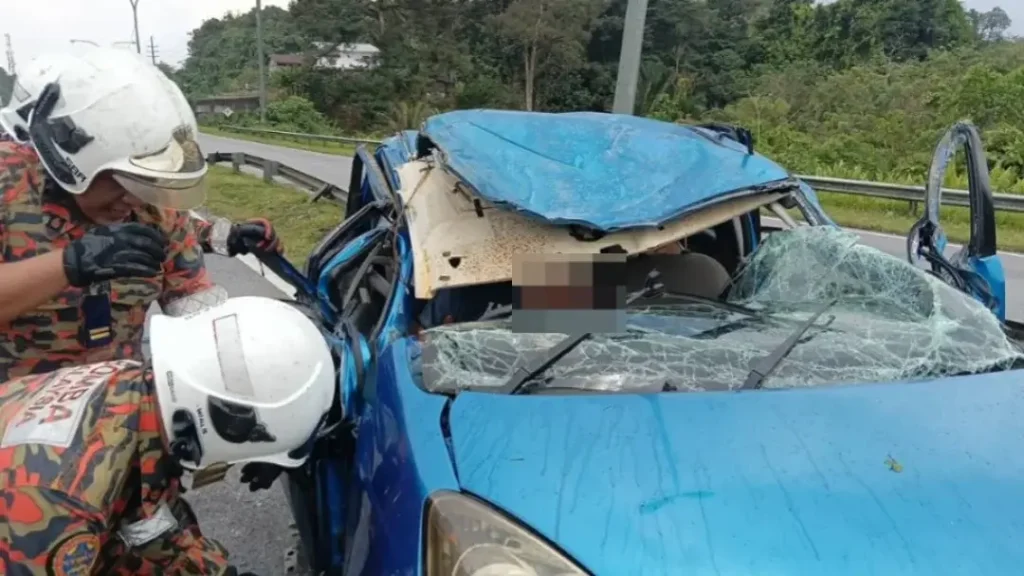 Mobil yang membawa empat WNI ringsek setelah menabrak pembatas jalan di kawasan Kuching, Sarawak, Malaysia.
