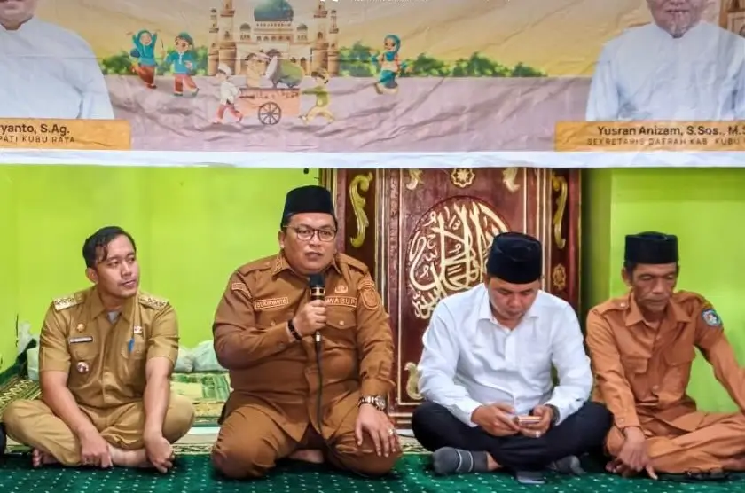 Wabup Kubu Raya Sukiryanto menyampaikan imbauan kepada warga saat Safari Ramadan di Kuala Mandor B agar bersama menjaga infrastruktur jalan dari kerusakan akibat truk overload.