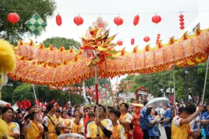 Atraksi Naga dari Kota Pontianak memukau para penonton parade budaya Harmoni Imlek Nusantara di Jakarta.