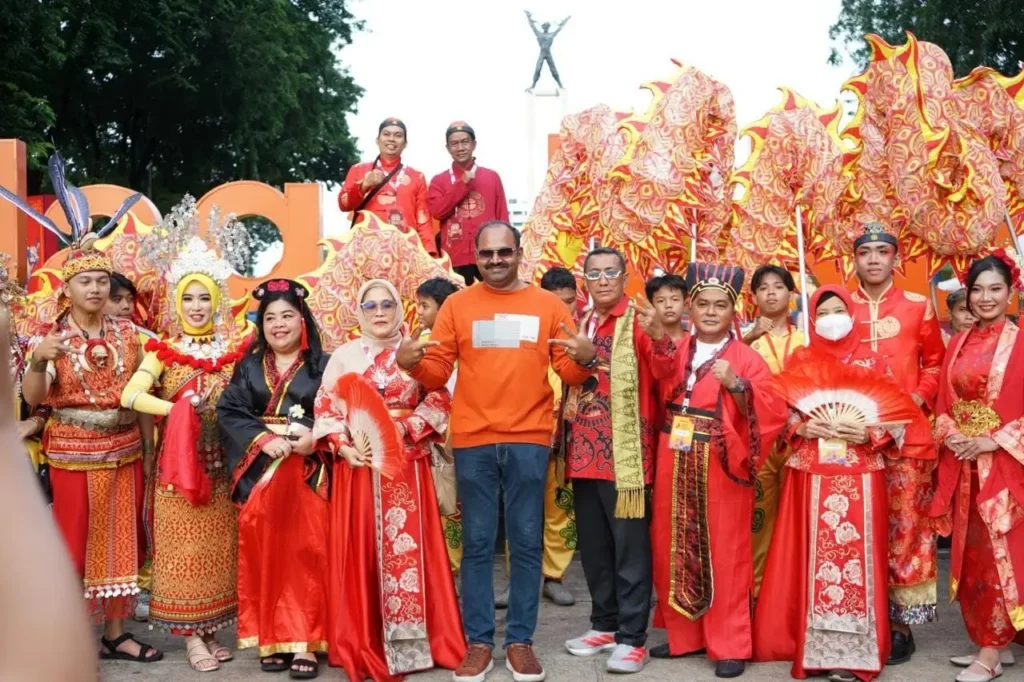 Wisatawan dari India ikut mengabadikan momen bersama peserta parade dari Kota Pontianak.