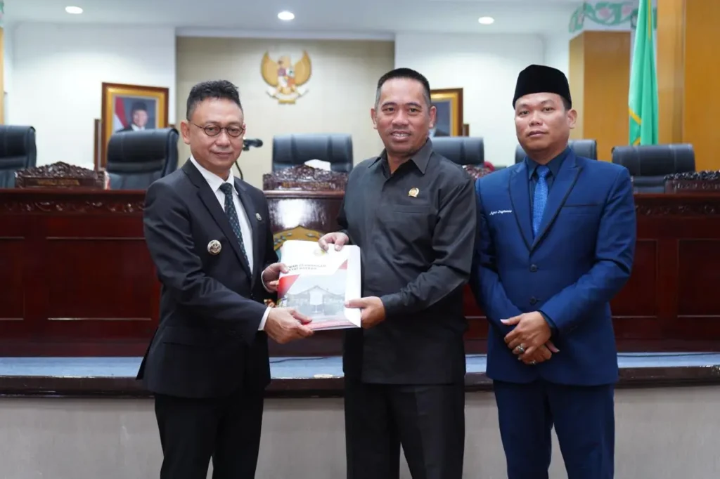 Wali Kota Pontianak Edi Rusdi Kamtono menyampaikan Raperda kepada Ketua DPRD Kota Pontianak.
