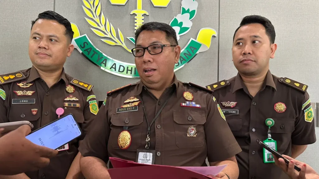 Kajari Pontianak Agus Eko Purnomo saat menyampaikan penetapan tersangka korupsi dana hibah Pilkada 2024 di Pontianak.