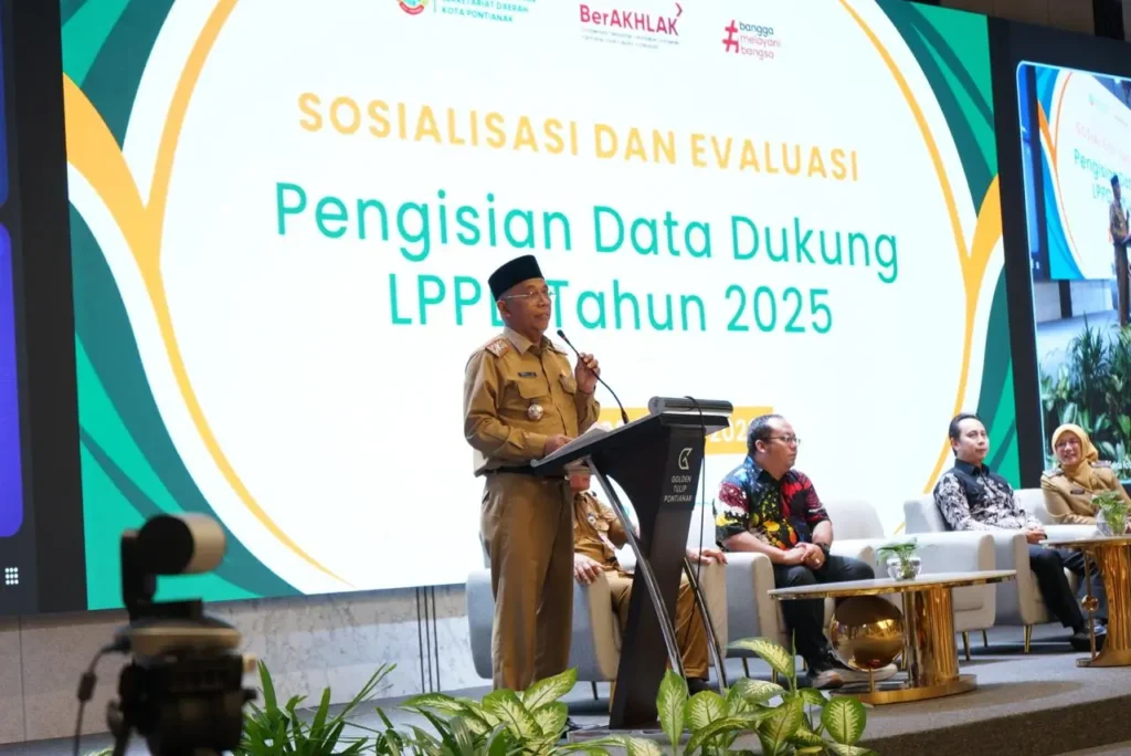 Sekda Kota Pontianak Amirullah saat membuka Sosialisasi dan Evaluasi Pengisian Data Dukung LPPD Tahun 2026.