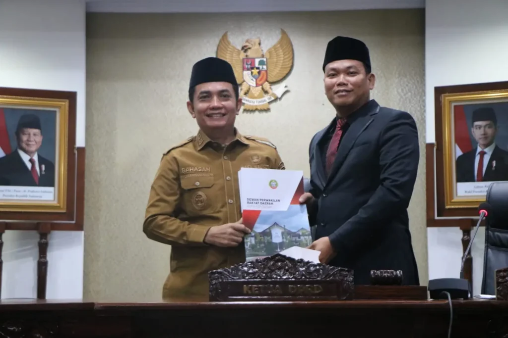 Wakil Ketua DPRD Kota Pontianak Agus Sugianto menyerahkan pandangan umum Fraksi-fraksi DPRD Kota Pontianak kepada Wakil Wali Kota Pontianak Bahasan.