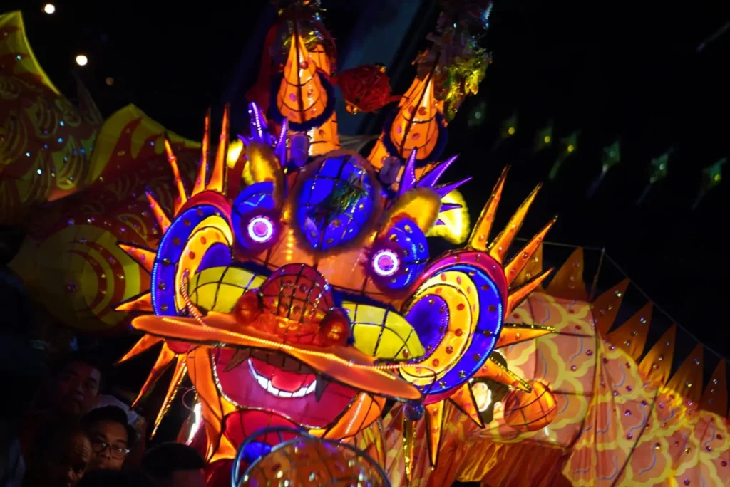 Parade 49 naga bersinar memeriahkan Cap Go Meh 2577 di Jalan Gajah Mada Pontianak dipadati ribuan warga yang menyaksikan arak-arakan naga bercahaya.