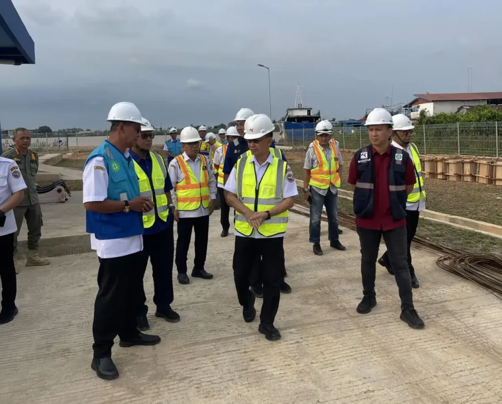 Wali Kota Pontianak Edi Rusdi Kamtono meninjau intake dan IPA PDAM di Nipah Kuning.