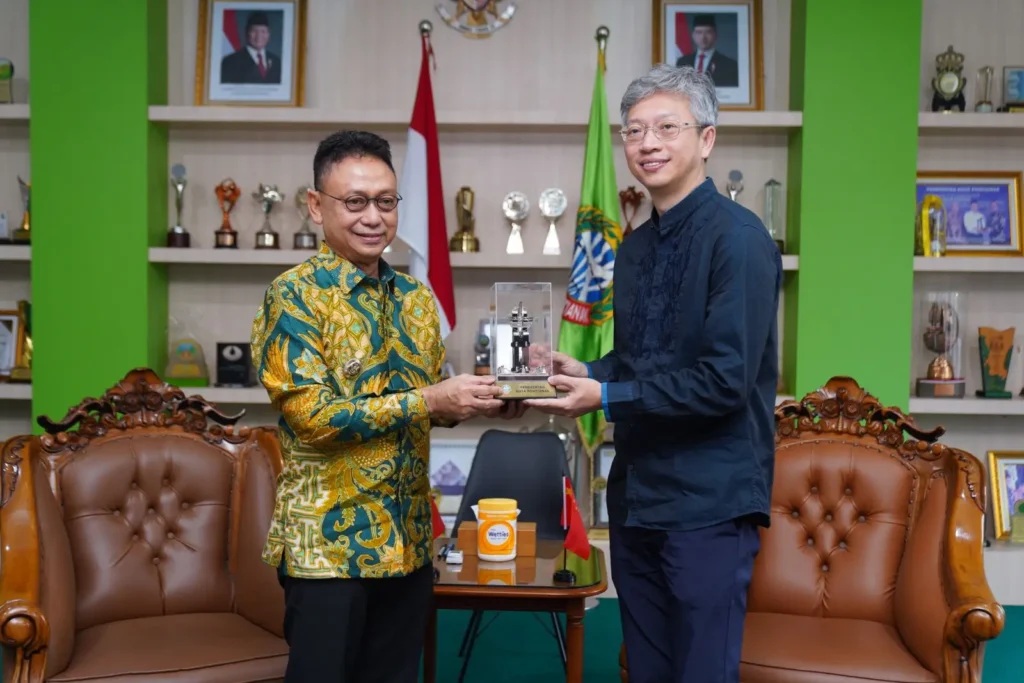 Serah terima cenderamata Wali Kota Pontianak Edi Rusdi Kamtono dengan Duta Besar Tiongkok untuk Indonesia, Wang Lutong.